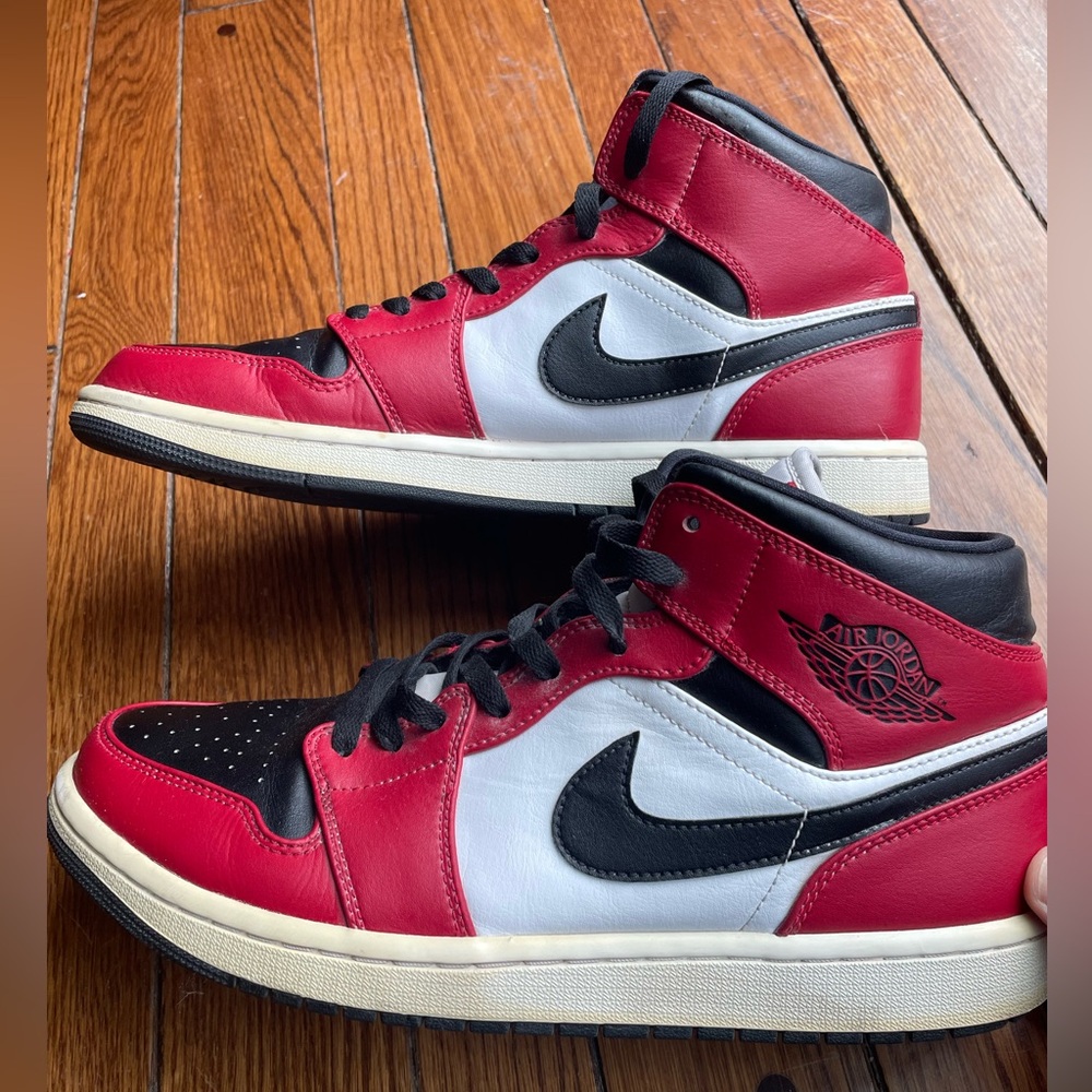 Jordan 1 mid Chicago black toe